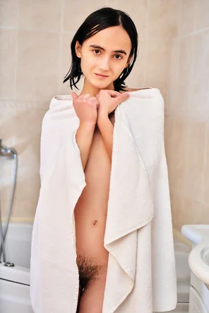 VivThomas_Shower-Time_Dina-Candy_high_0124