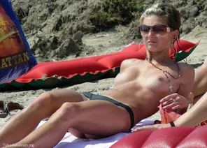 35059-hottie-getting-some-sun_880x660 [1600x1200]