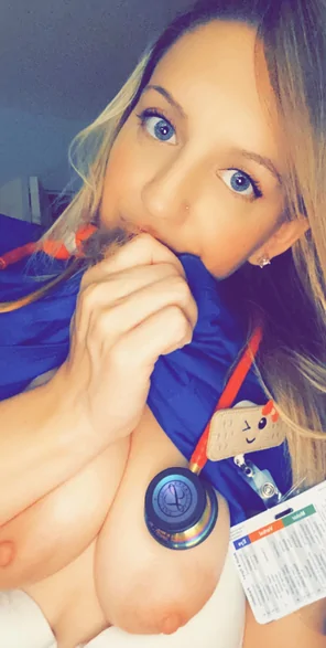 This sub is such a good distraction. Heyyy everyone! ðŸ’‹ [oc] [f]