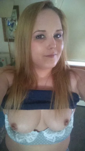 PictureSexy milf showing off