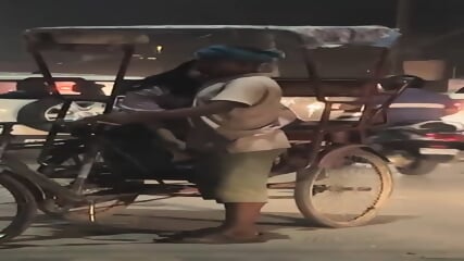 Drunk Delhi Girl Gave Hanjob To Rikshaw Wala Viral Video