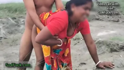 DEsi Village HouseWife With Boyfriend Khet Mein Chudai Kari