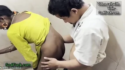 Indian Bhabhi Ko Toilet Me Utha Kar Doggy Style Choda