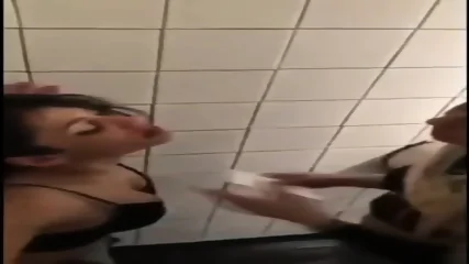 Des Filles Qui Se Lèches Dans Des Toilettes