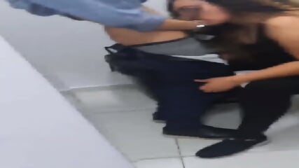 Safada Transando No Banheiro