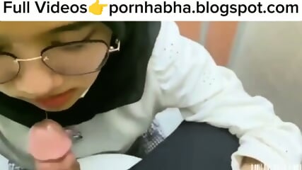 Hijab Hitam Ahli Hisap Kontol