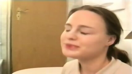 Sie Laesst Sich Ins Gesicht Spritzen