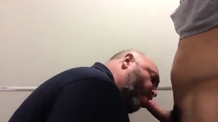 Urso E Novinho No Reservado Do Banheiro