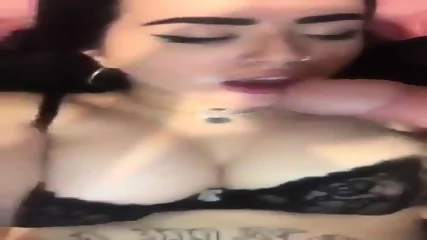 Novinha Dos Peitões Leva Gozada Na Boca